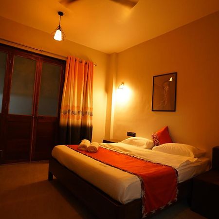 Coastal Bay Inn อลีบาก ภายนอก รูปภาพ