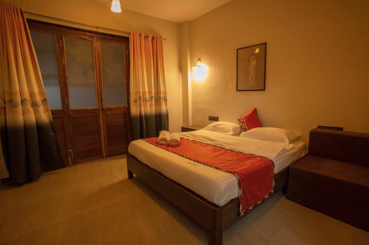 Coastal Bay Inn อลีบาก ภายนอก รูปภาพ