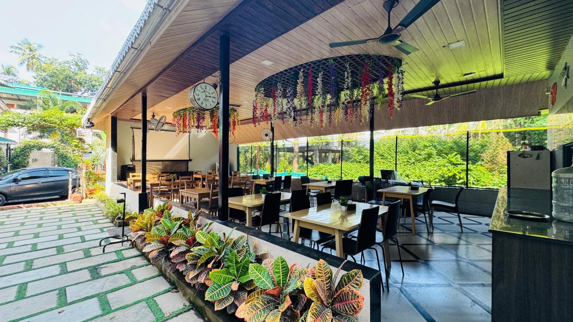 Coastal Bay Inn อลีบาก ภายนอก รูปภาพ